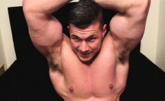 A full on muscle masturbation show