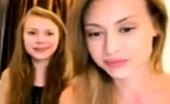 2 superbes soeurs s'amusent devant leur webcam