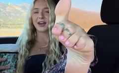 Gorgeous blonde teen Kelly Candy foot fetish